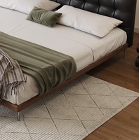 Cadre de lit plateforme carré capitonné en cuir, style moderne du milieu du siècle, base en bois de noyer, pieds métalliques coniques, sans sommier, taille personnalisée, OEM