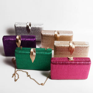 Textura cepillada Bv Style Gold Leaf Decoración Elegante Old Money Style Medieval Bag - Product Image 4