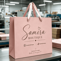 Sac cadeau en papier rose mat personnalisé avec poignée en ruban de soie et logo en lettres cursives en relief, sac de shopping pour boutique de vêtements