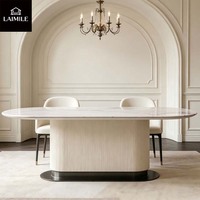 Table à manger ovale de luxe moderne en marbre avec plateau à motif marbré et base en métal, idéale pour les villas, les maisons, les hôtels et les restaurants