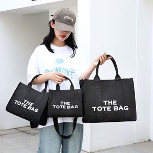กระเป๋าโท้ทผ้าแคนวาสสีพื้นพิมพ์ลายตัวอักษรสวยงามสำหรับผู้หญิง สินค้าขายดี รับทำโลโก้ตามสั่ง - Product Image 4