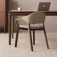 La chaise de salle à manger de style chinois avec dossier en bois massif pour un usage domestique avec un fauteuil en cuir décontracté haut de gamme