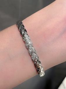 Bracelet jonc en or massif 18 carats avec diamants, motif nœud et étoile matelassé pavé de diamants, collection de joaillerie fine pour femme - Product Image 6