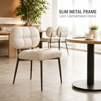 Chaise de salle à manger matelassée en similicuir noir avec dossier rembourré, pieds noirs mats, piétement de table rond en bois