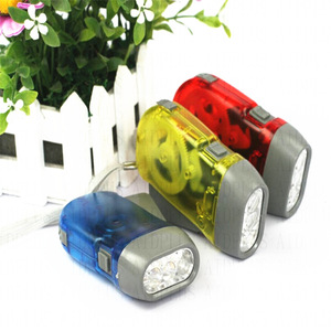 Linterna de Manivela con Tres Lámparas LED, Material de PC, Luz Blanca, Portátil, para Emergencias al Aire Libre, Camping, Senderismo y Viajes - Product Image 3