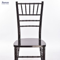 Chaises Chiavari en bois massif avec coussin – Durables pour mariages, villas et parcs