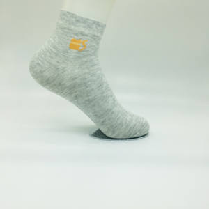 Chaussettes tricotées personnalisées Crew Broderie Chaussettes de haute qualité à bas quantité minimale de commande Chaussettes personnalisées de bonne qualité Poignée unisexe brodée avec son propre logo - Product Image 5