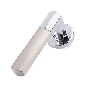 Manija de puerta de lujo de alta gama en níquel satinado mate con rosca redonda, palanca interior separada y juego de cerradura con escutcheon. - Product Image 3