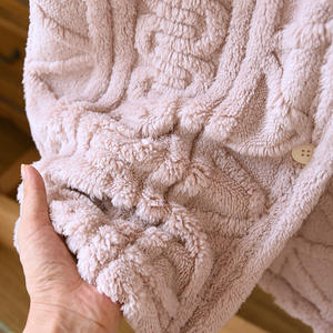 Camisón de felpa grueso de invierno para parejas, albornoces con capucha suaves y cálidos, fabricante al por mayor - Product Image 6