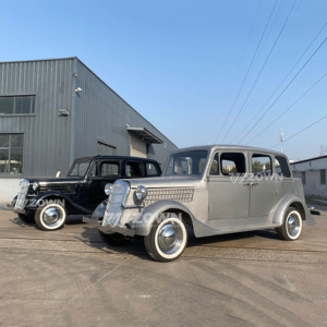 Voiture berline classique argentée, style vintage, quatre portes, idéale pour les visites touristiques - Product Image 3