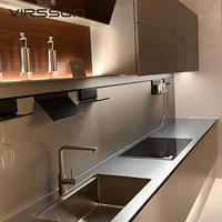 Cuisine contemporaine sur mesure : Meuble modulaire en marbre et verre avec évier et robinet pour îlot de cuisine de centre commercial