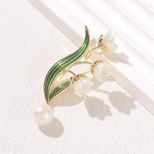 Exquisito Broche de Lirio de los <span class=keywords><strong>Valles</strong></span> con Perlas de Imitación Bañado en Oro, Pin de Solapa de Diseño Exclusivo Pintado a Mano para Traje de Mujer de Alta Gama - Product Image 1