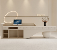 Bureau de réception moderne personnalisé à ondulations douces avec base sphérique unique pour clinique cosmétique, salon de manucure, spa de beauté