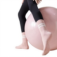 Chaussettes de sport pour femmes en coton tricoté rayé, absorbantes, respirantes, amortissantes et antidérapantes, idéales pour le Pilates (ODM, vente en gros)