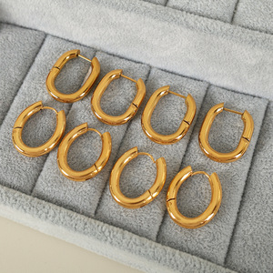 ต่างหูฮักกี้ชุบทองรูปวงรีไทเทเนียมสตีลสำหรับทุกเพศสวมใส่ได้ทุกวัน - Product Image 1