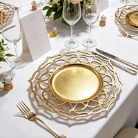 Assiette de service de luxe artistique contemporaine dorée ajourée à motif toile, durable pour la restauration fine moderne et les mariages