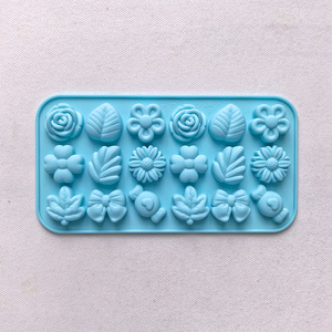18-teiliges Lebensmittelechtes Antihaft-Schokoladen- und Bonbonformen-Set mit Blumen- und Blattmotiven aus Silikon für Dekorative Backwaren und Eiswürfel - Product Image 4