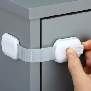 قفل ثلاجة مرحاض منزلي أبيض مثبت بباب درج بكلية متعدد الوظائف وآمنة للطفل BL010804