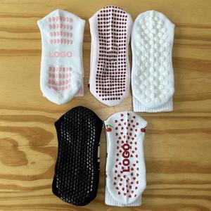 Vente en gros de chaussettes antidérapantes de haute qualité avec logo personnalisé pour femmes, chaussettes en coton pour le Pilates, le yoga et le ballet, design antidérapant - Product Image 4