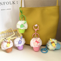 Porte-clés Pompon Cupcake Kawaii en Gros, Breloque de Sac Gâteau Muffin en Fausse Fourrure Moelleuse avec Mini Cuillère et Nœud