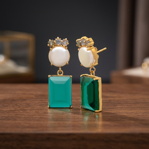 Boucles d'oreilles pendantes unisexes tendance en argent sterling plaqué or 18 carats avec perle d'eau douce naturelle et pierre précieuse vert émeraude rectangulaire - Product Image 4