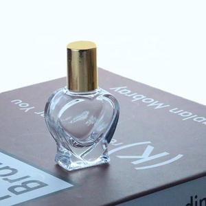Elegante Flacone Vuoto con Tappo Argento o Oro per Oli Essenziali, 5ml 10ml, Bottiglie Roll-on in <span class=keywords><strong>Vetro</strong></span> Trasparente a Forma <span class=keywords><strong>di</strong></span> Cuore per Profumi - Product Image 2