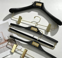 Cintre de luxe en résine aspect bois et acier inoxydable avec plaque nominative métallique personnalisée, barre/support à pantalons/attaches pour boutique, armoire, hôtel, vêtements