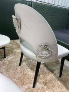 Chaise de salle à manger en bois massif sculpté de style britannique, personnalisable, avec revêtement en cuir léger, idéale pour la réception - Product Image 6