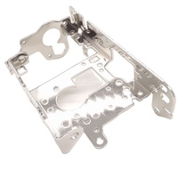 Support de montage électronique en tôle estampée sur mesure, multi-plié, avec découpe irrégulière et clips de verrouillage élastiques