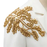 Ensemble tailleur pantalon blanc croisé pour femme 2026, avec broderie dorée sur l'épaule, coupe ajustée, vêtements de luxe sur mesure OEM ODM