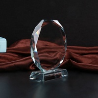 Vente en gros de trophées en cristal octogonaux faits à la main, gravure laser 3D personnalisée, impression UV, trophée en cristal pour les sports