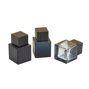 Nouveau flacon de parfum en verre plat écologique de 50 ml avec fond épais, couvercle en bois, pulvérisateur à baïonnette, joint d'étanchéité, 100 pièces - Product Image 1