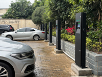 Cargador de Vehículos Eléctricos de 44kW con Doble Conector, Poste de Carga Montado en Pedestal para Estacionamientos Comerciales