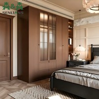 Armoire encastrée en noyer sur mesure avec portes en verre cannelé, éclairage de plan de travail et tiroirs de rangement
