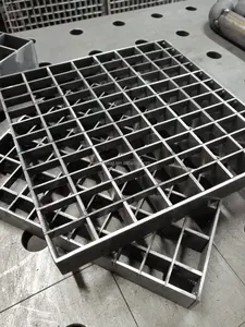 工場直販 カスタムメイド 亜鉛メッキ鋼格子 屋外排水溝グレーチング 200mm 洗車場用 耐腐食性 耐久性のある床材 - Product Image 2