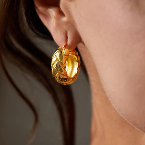 Orecchini a cerchio esotici Cao Shi da donna, design elegante e di lusso leggero, nuovo stile retrò di Hong Kong, stile da celebrità di Internet. - Product Image 3