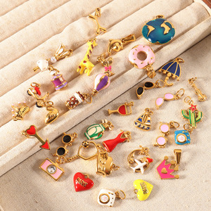 Dijes de Acero Inoxidable Chapados en Oro de 18K Que No Se Destiñen, con Esmalte, en Forma de Corona, Corazón, Donut, Bikini, Cisne, Cámara, para la Creación de Joyas - Product Image 1
