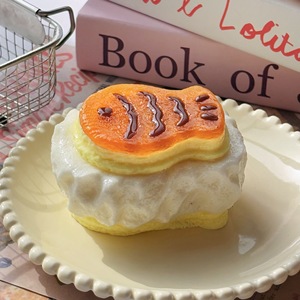 Nouveau design Jouet Squishy en TPR en forme de gâteau soufflé au fromage et aux fraises, Balle anti-stress à presser en forme de dessert simulé pour filles, Vente en gros - Product Image 3