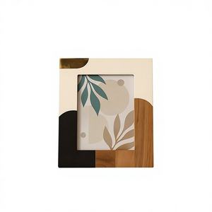 Cadre photo artisanal en résine à chevron linéaire avec impression typographique, fait main, à suspendre au mur - Product Image 1