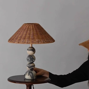 Lampes de table en marbre flexibles et réglables, alimentées par batterie rechargeable, avec abat-jour en rotin marron au design exclusif, fabriquées sur mesure - Product Image 1
