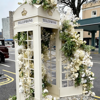 Cabine téléphonique londonienne blanche de style vintage pour décorations de mariage - Collection Printemps
