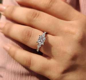 Anillo de Compromiso Clásico de Oro Sólido de 14k con Moissanita de Corte Princesa de 1 Quilate, Hecho a Mano por Avira Jewels, Sin Níquel - Product Image 1