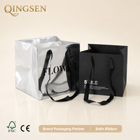 Sacs de courses en papier laminé argenté élégants et personnalisés, réutilisables, avec poignées en ruban satiné contrastant pour la vente au détail de vêtements
