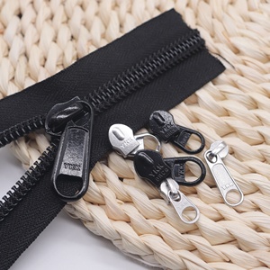 En stock et expédition rapide <span class=keywords><strong>YKK</strong></span> # 10 curseurs non verrouillables dédiés aux rouleaux de fermetures <span class=keywords><strong>éclair</strong></span> en nylon <span class=keywords><strong>YKK</strong></span>, disponibles en noir et argent. - Product Image 2