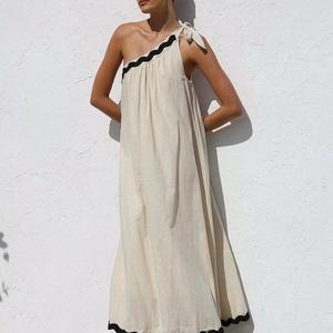 เดรสยาวลูกไม้คอเฉียงแบบใหม่ประจำปี 2025 สำหรับฤดูร้อน ดีไซน์เก๋ไก๋สำหรับวันหยุด แขนกุด แต่งลายเส้นสีดำ ชุดเดรสยาวสำหรับผู้หญิง - Product Image 4