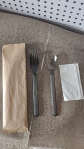 Juego de Cubiertos Desechables Individualmente Envueltos 4 en 1, Cuchara, <span class=keywords><strong>Servilleta</strong></span>, Tenedor, <span class=keywords><strong>Palillos</strong></span>, 100 Piezas para Comida para Llevar, Restaurante, Aerolínea - Product Image 4