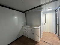 Unité de glamping écologique avec toit en pente imperméable, structure en zinc de haute qualité, maison conteneur extensible de 10 pieds, bureau moderne, hôtel