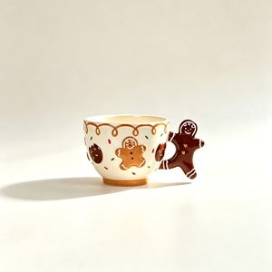 Paire d'égouttoirs à sel miniatures en forme d'homme en pain d'épices avec finition glacée brillante, bordure en glaçage blanc, écharpe en chocolat et <span class=keywords><strong>poche</strong></span> à biscuits – Superbe - Product Image 4