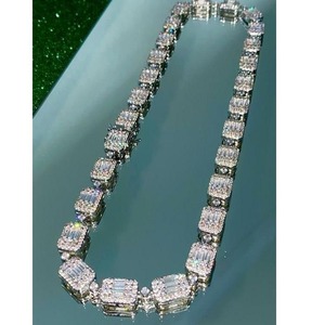 Chaîne cubaine en moissanite diamantée, best-seller, avec pierres étincelantes pour une collection de bijoux moderne, disponible à prix réduit - Product Image 1