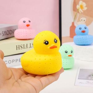 Lindo Patito de Juguete para Apretar con Orificios para Jugar con Agua y Aliviar el Estrés, Juguete Infantil para Interiores - Product Image 3